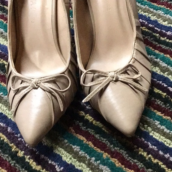 Tan pumps with bow - Picture 5 of 5